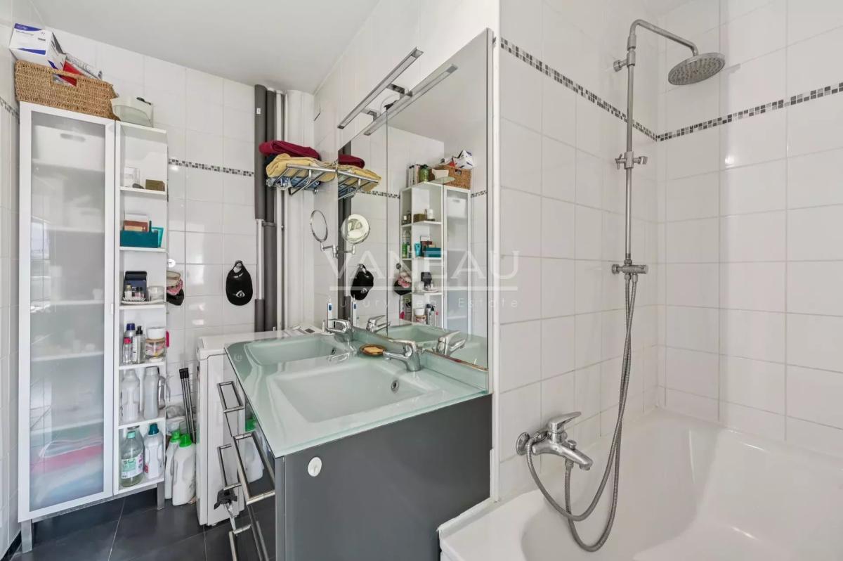 PARIS XVe - Lourmel / Convention - Appartement avec balcon et vu