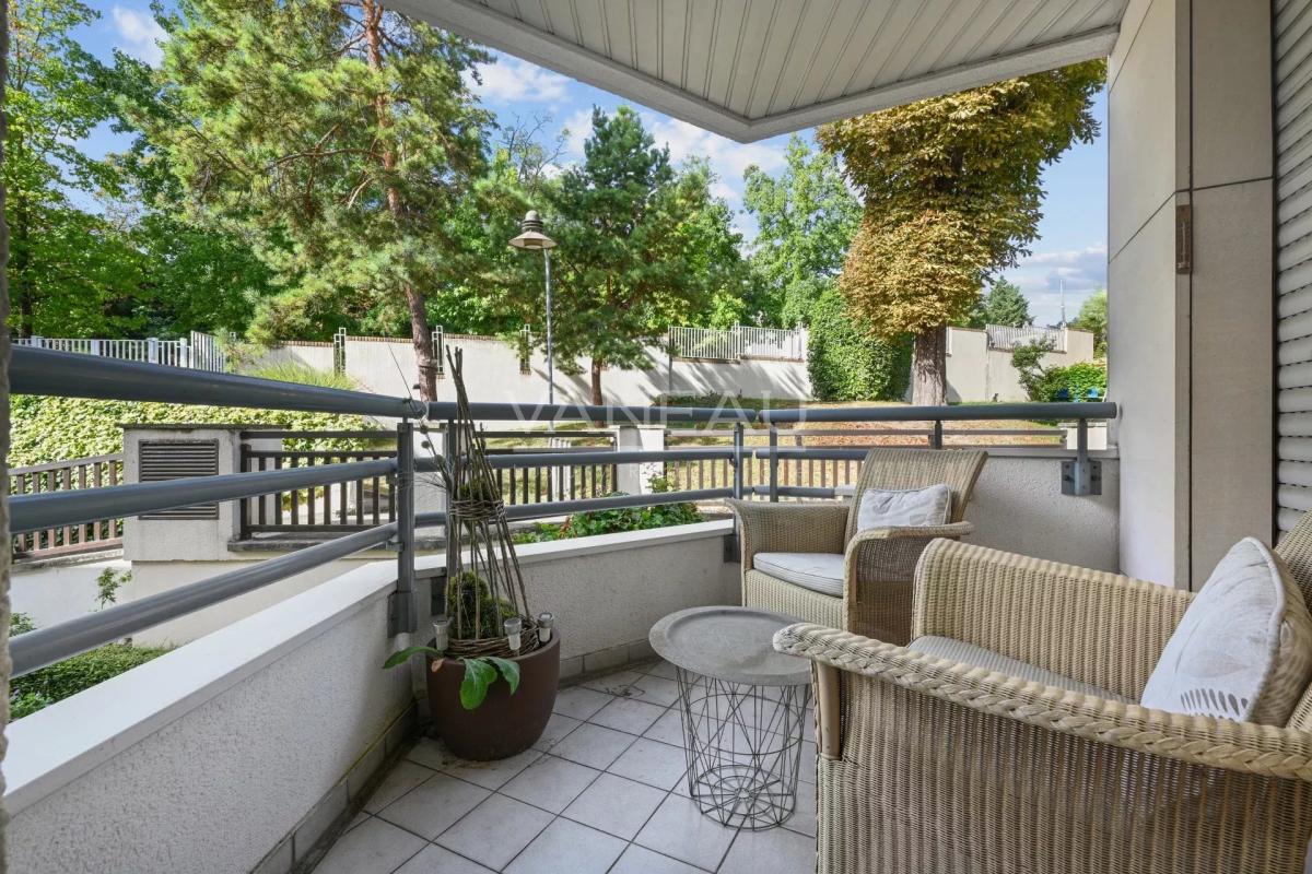 SURESNES - Appartement familial avec terrasse et balcon.