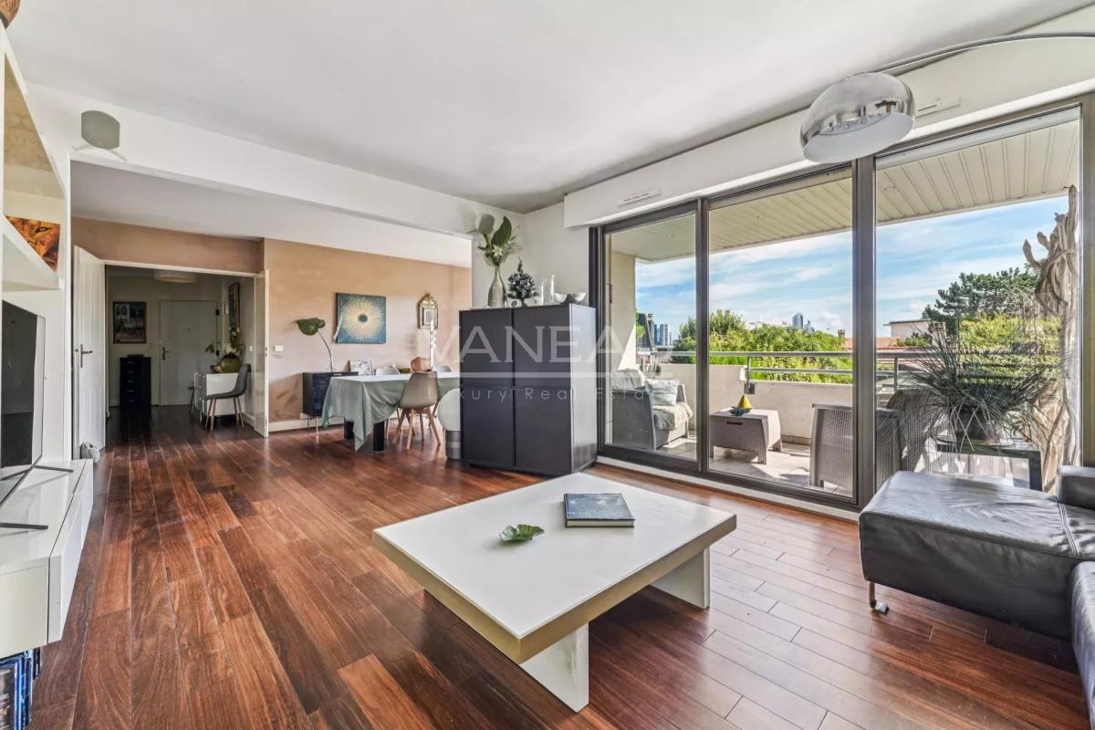 SURESNES - Appartement familial avec terrasse et balcon.