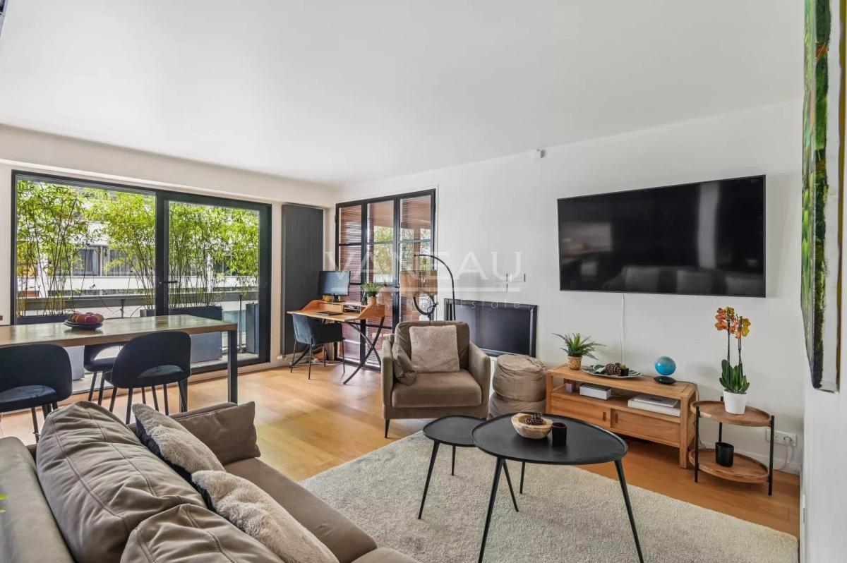 PARIS VIIe - Rue Clerc - Etage élevé avec balcon terrasse.