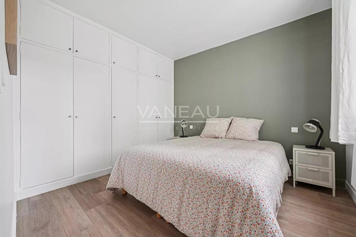 PARIS XVIe - Charmant deux pièces clés en main.