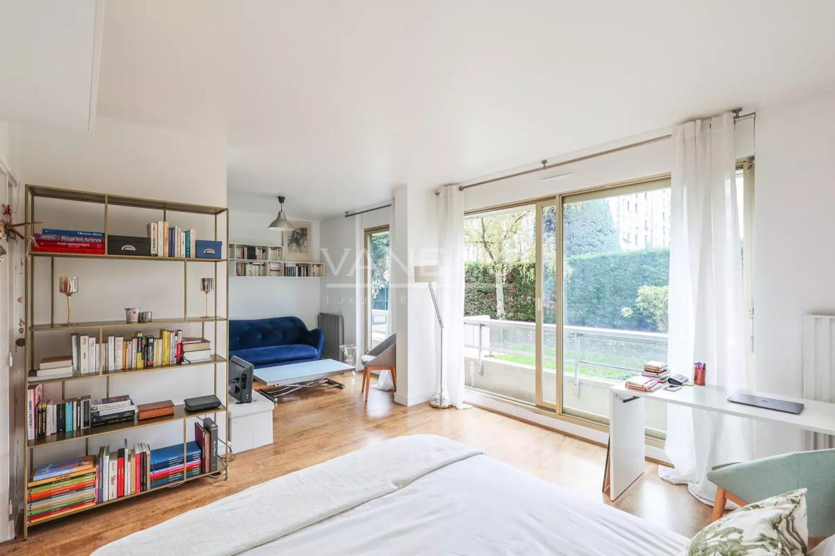 Grand studio 38 m2 avec balconnet sur jardin