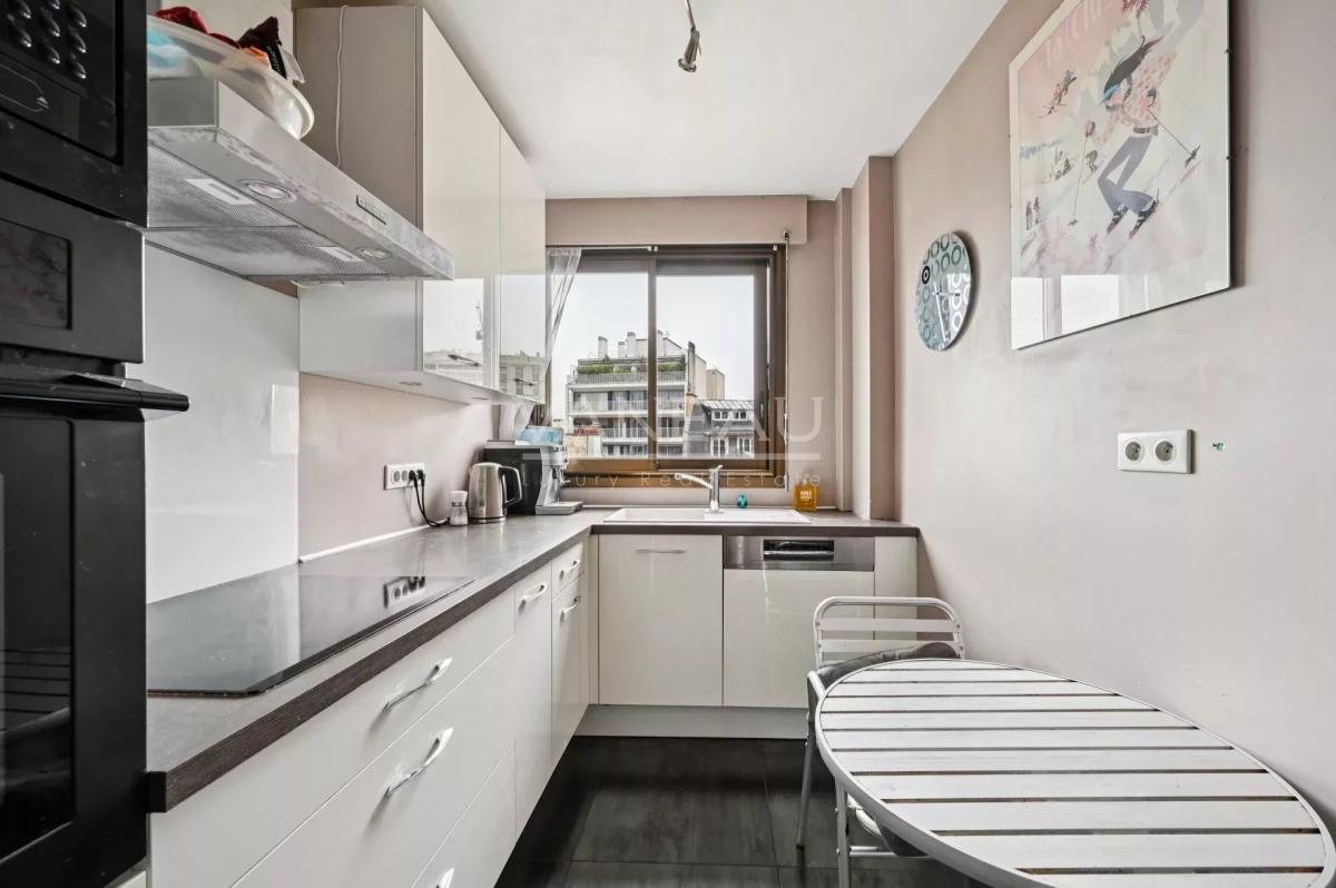 PARIS XVe : Pasteur / Montparnasse - trois pièces calme et lumin