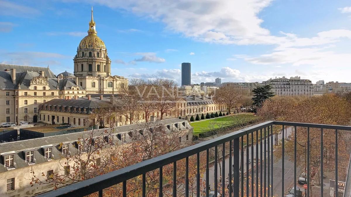Paris XVII - STUDIO MEUBLE AVEC BALCON - TOUR MAUBOURG