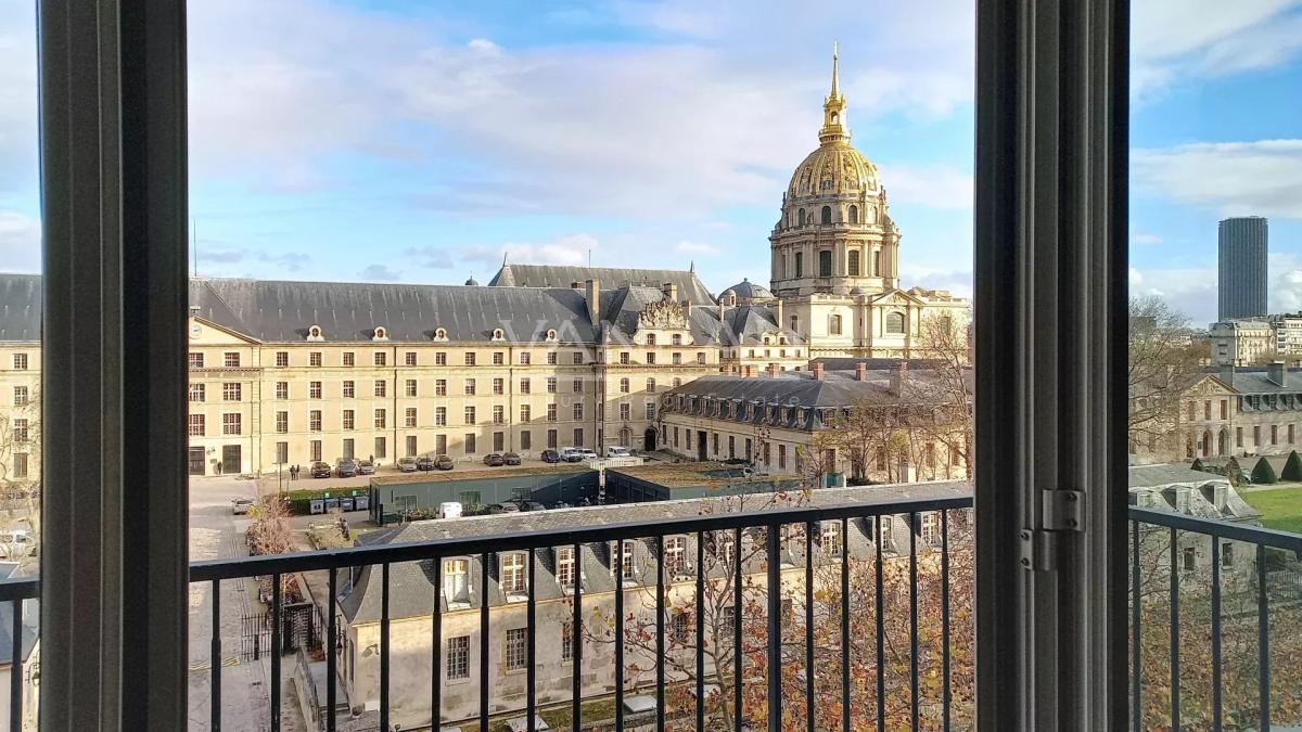 Paris XVII - STUDIO MEUBLE AVEC BALCON - TOUR MAUBOURG