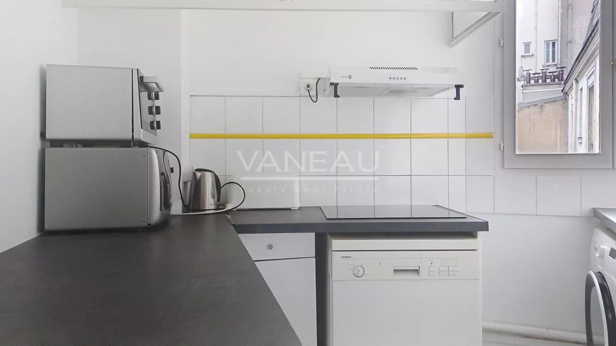 Paris XVII - STUDIO MEUBLE AVEC BALCON - TOUR MAUBOURG