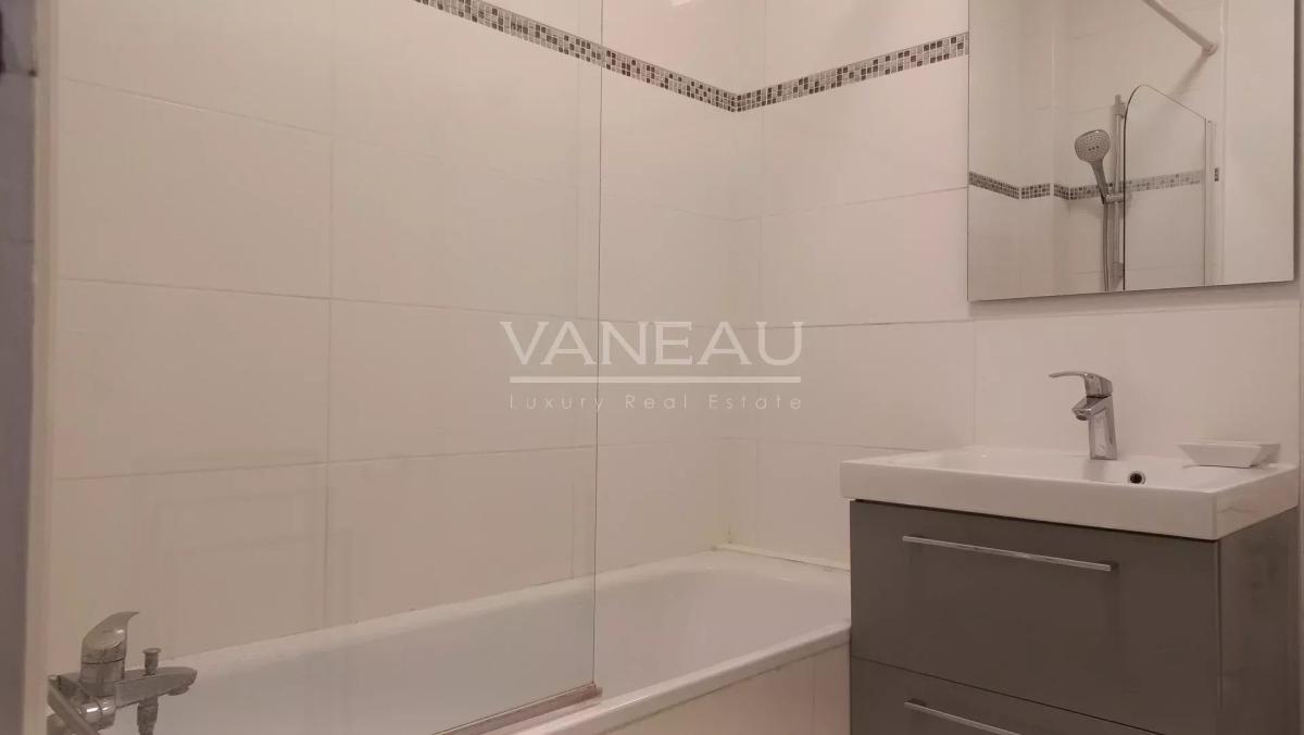 Paris XVII - STUDIO MEUBLE AVEC BALCON - TOUR MAUBOURG