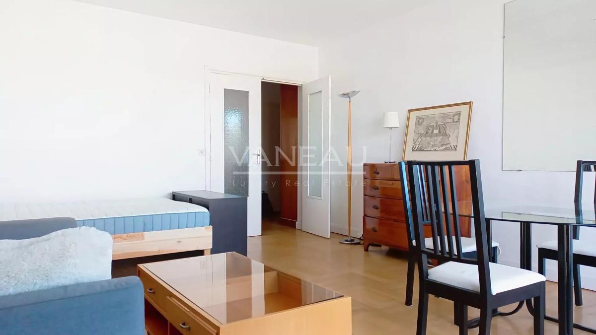 Paris XVII - STUDIO MEUBLE AVEC BALCON - TOUR MAUBOURG