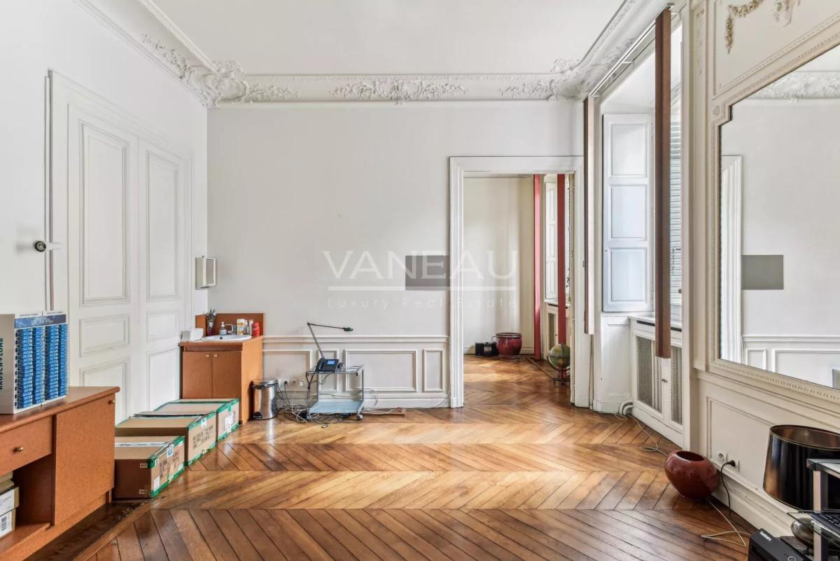 PARIS VIII - Parc Monceau - Appartement Haussmannien de 2 pièces