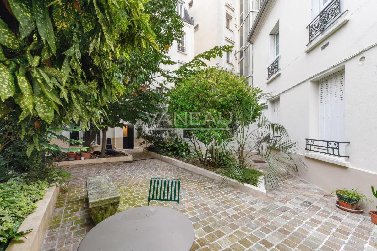 Paris XVIème - Place Léon Deubel - Rénové