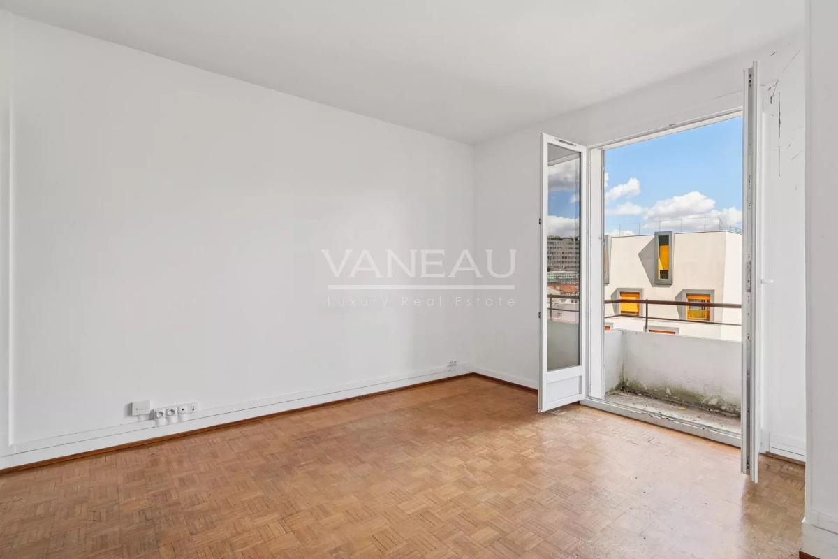 Dernier étage avec balcon et vue dégagée