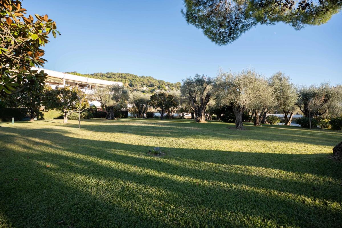 Le Cannet Mairie, magnifique 2 pièces en rez-de-jardin dans une 