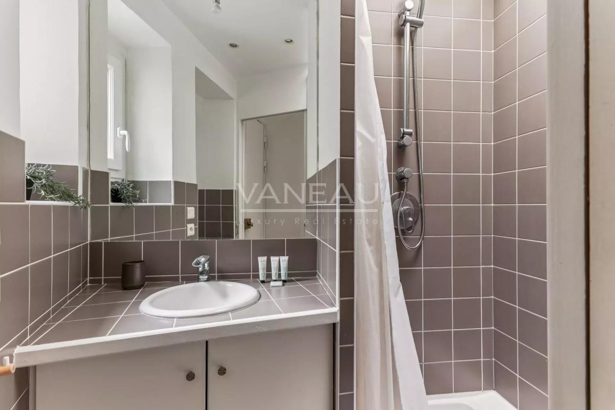 Paris VIIe - Saint Dominique - Etage élevé vue Tour Eiffel