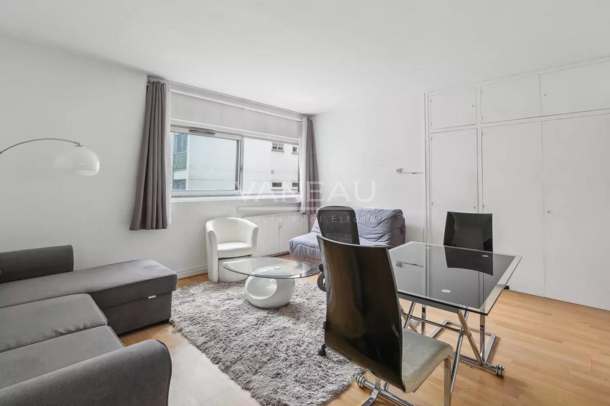 Paris XVIe - Place Victor Hugo - Studio sur jardin