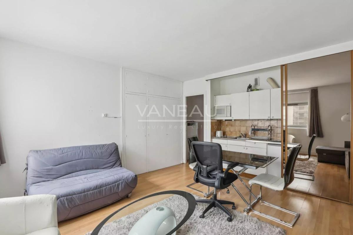 Paris XVIe - Place Victor Hugo - Studio sur jardin