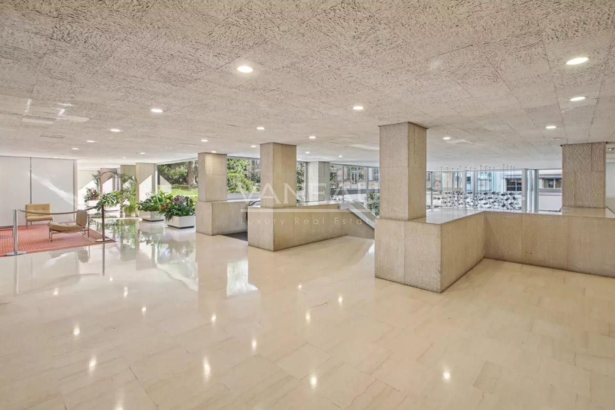 Paris XVIème - 3 pièces balcon - vue dégagée - vendu occupée