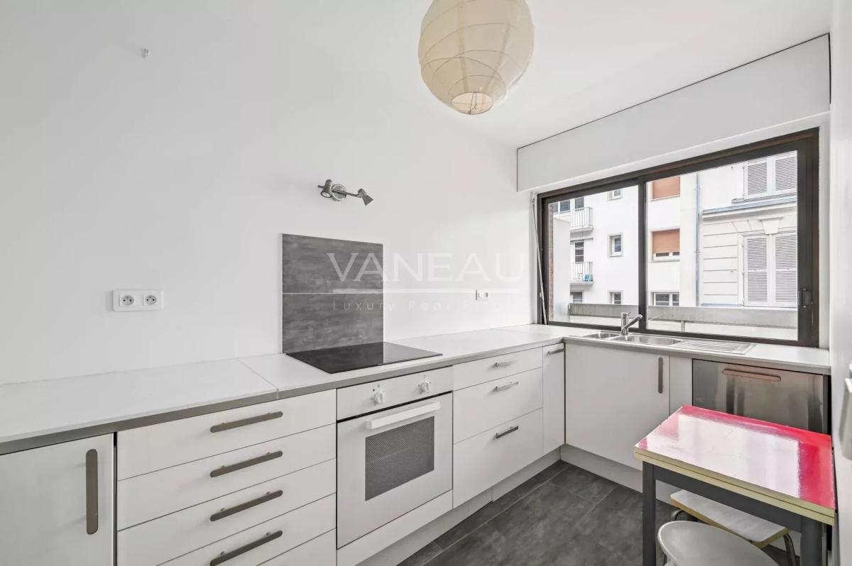 Paris XVe - Volontaires / Vaugirard : Studio lumineux avec balco