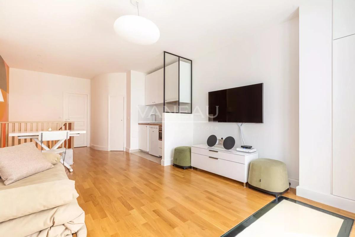 PARIS XVIe - VICTOR HUGO - Magnifique deux pièces au calme absol