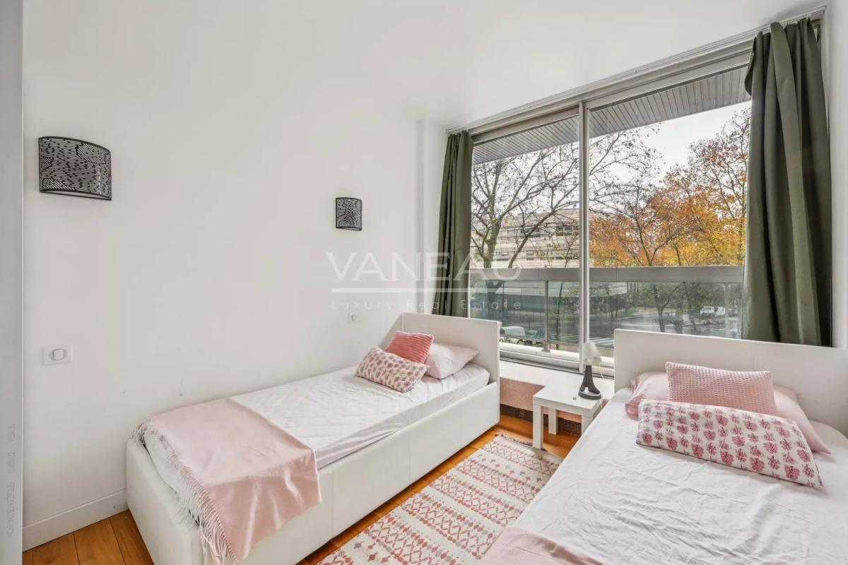 Paris VIIe - Gros Caillou -  Appartement avec balcon  — 2 chambr