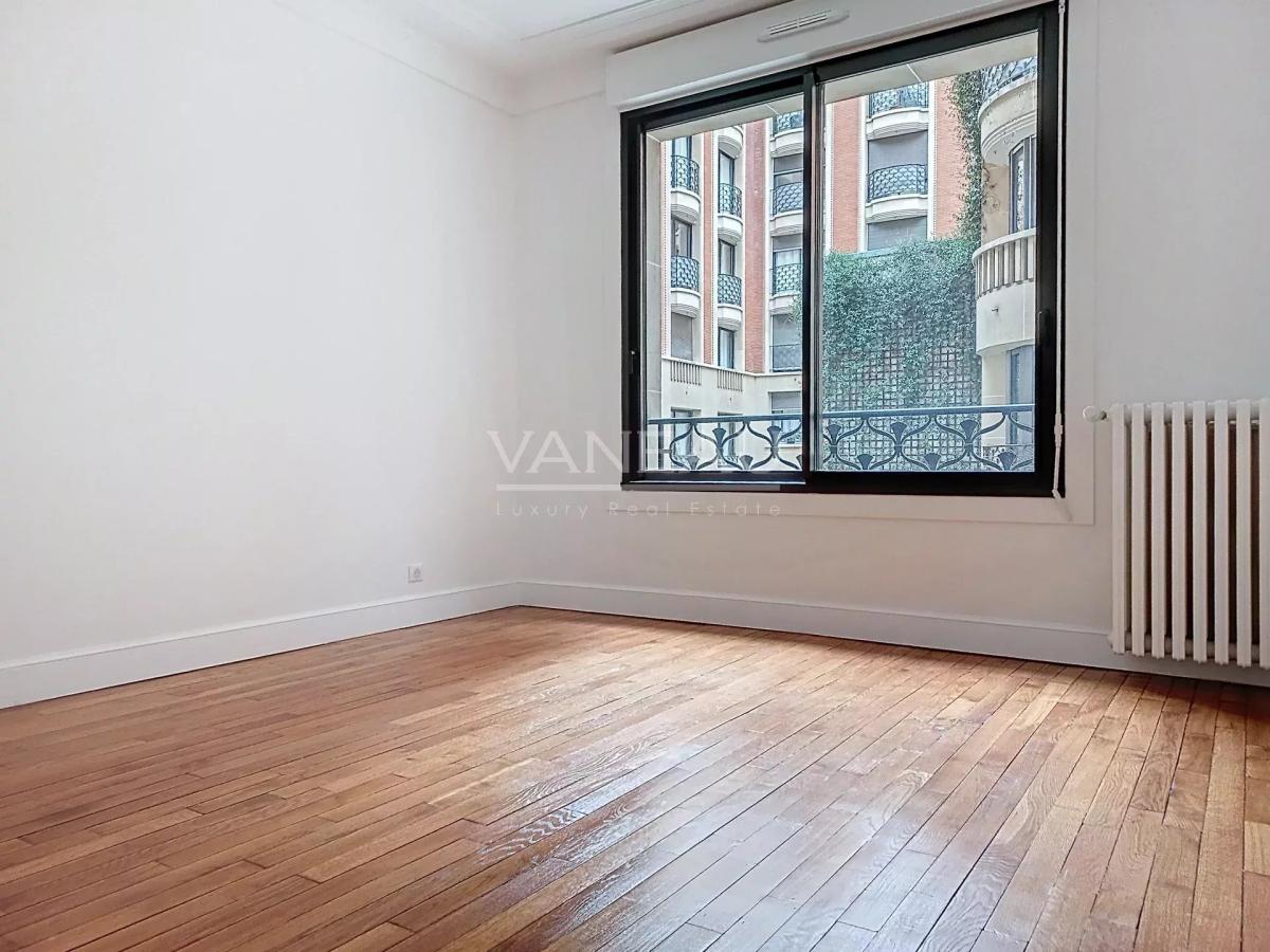 PARIS VIII - Appartement avec deux chambres - Rue Clément Marot