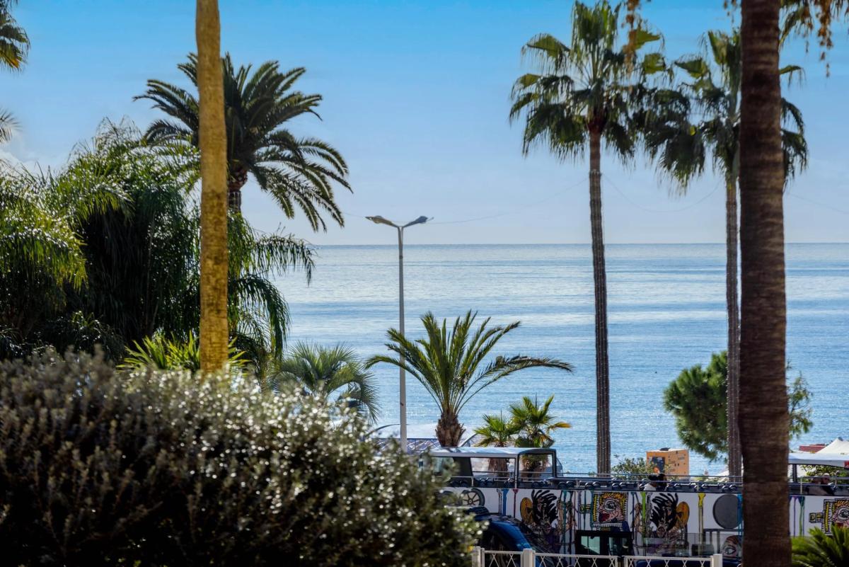 Appartement rénové 3 pièces vue mer à vendre - Cannes Croisette