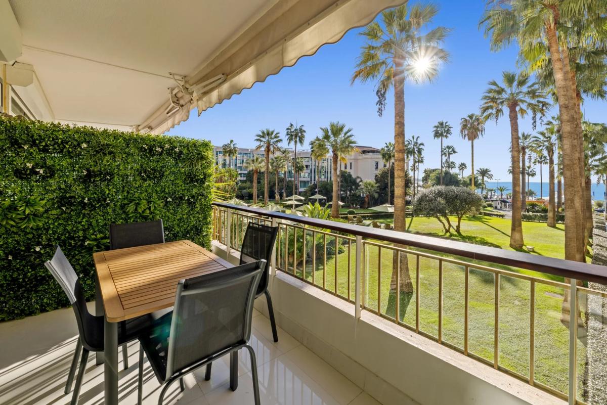 Appartement rénové 3 pièces vue mer à vendre - Cannes Croisette