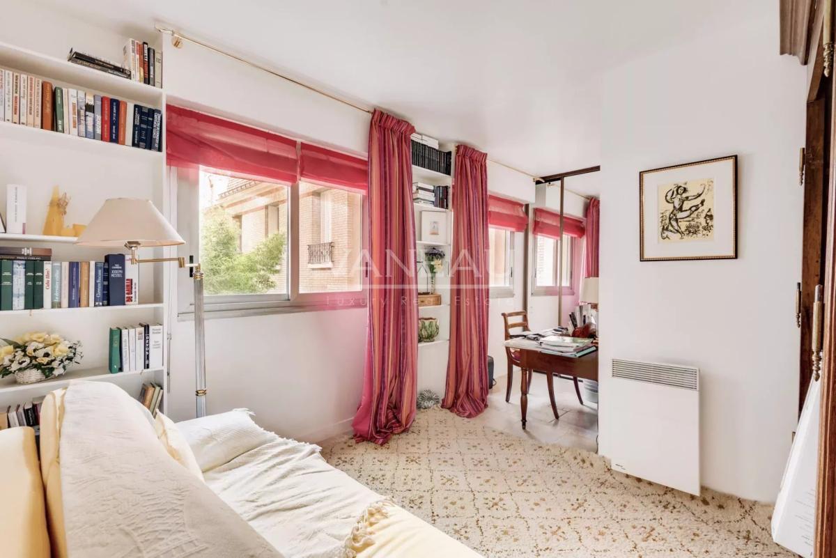 PARIS XVe - Square Necker appartement au calme