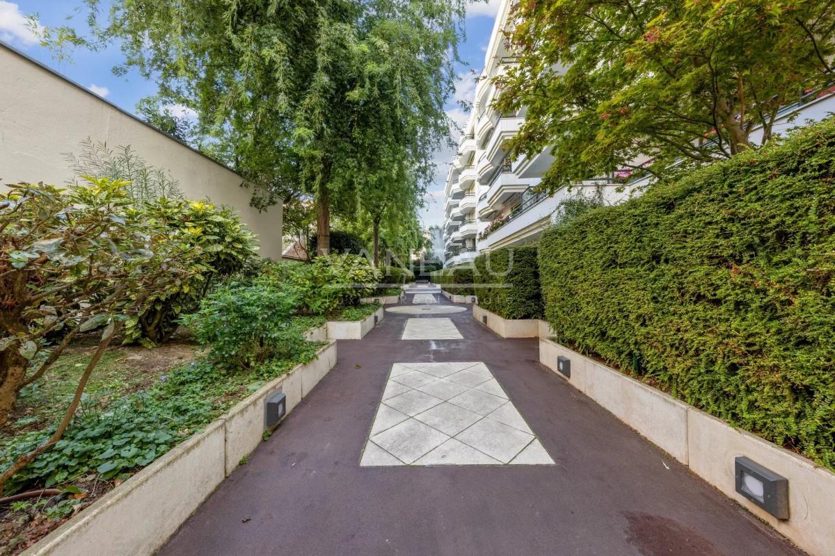 Boulogne-Billancourt / (Porte de Saint-Cloud) - Deux pièces au c