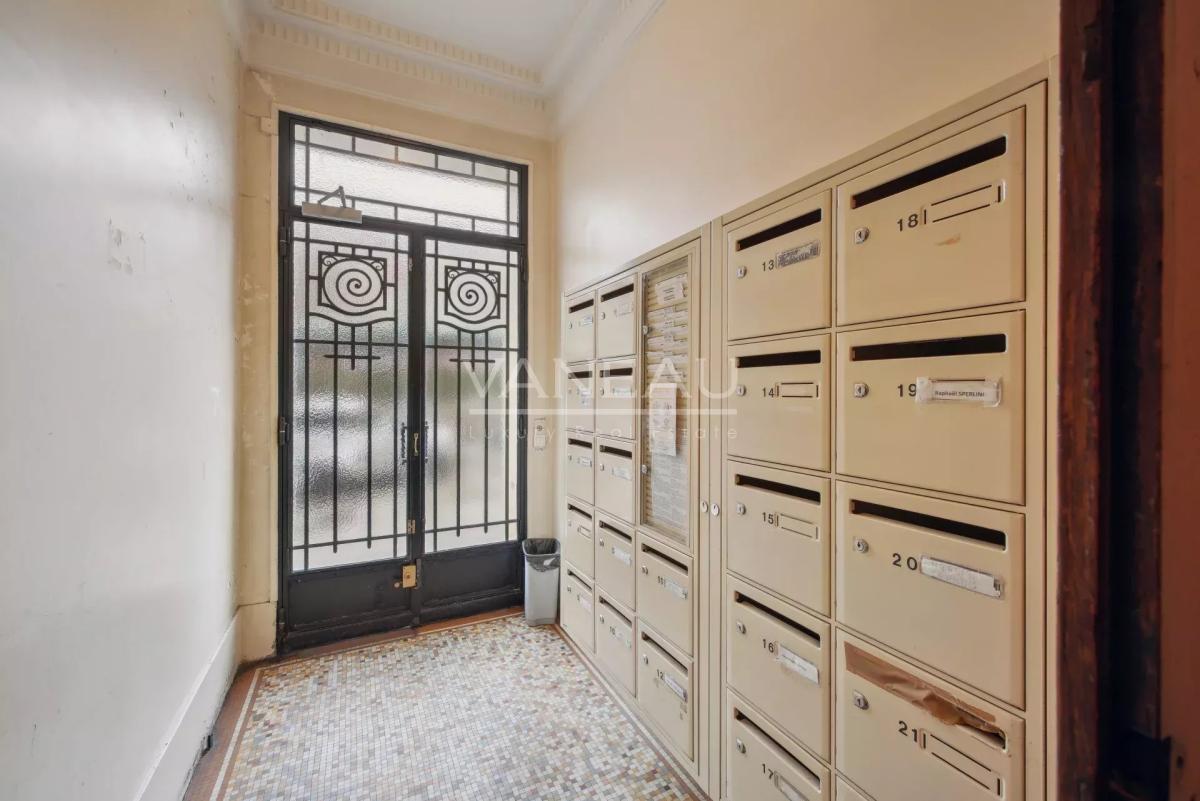 MEUDON - EN ETAGE - ASCENSEUR - VUE DEGAGEE