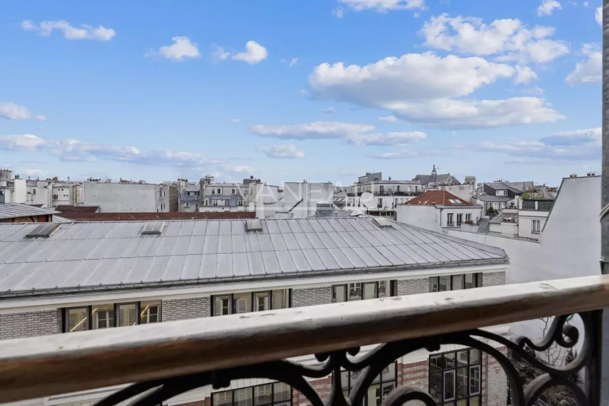 Paris IIème - Dernier étage avec ascenseur - vue dégagée