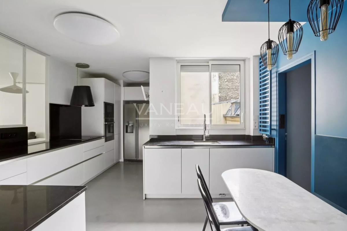 Paris VII – Appartement Vide entièrement rénové avec terrasse – 