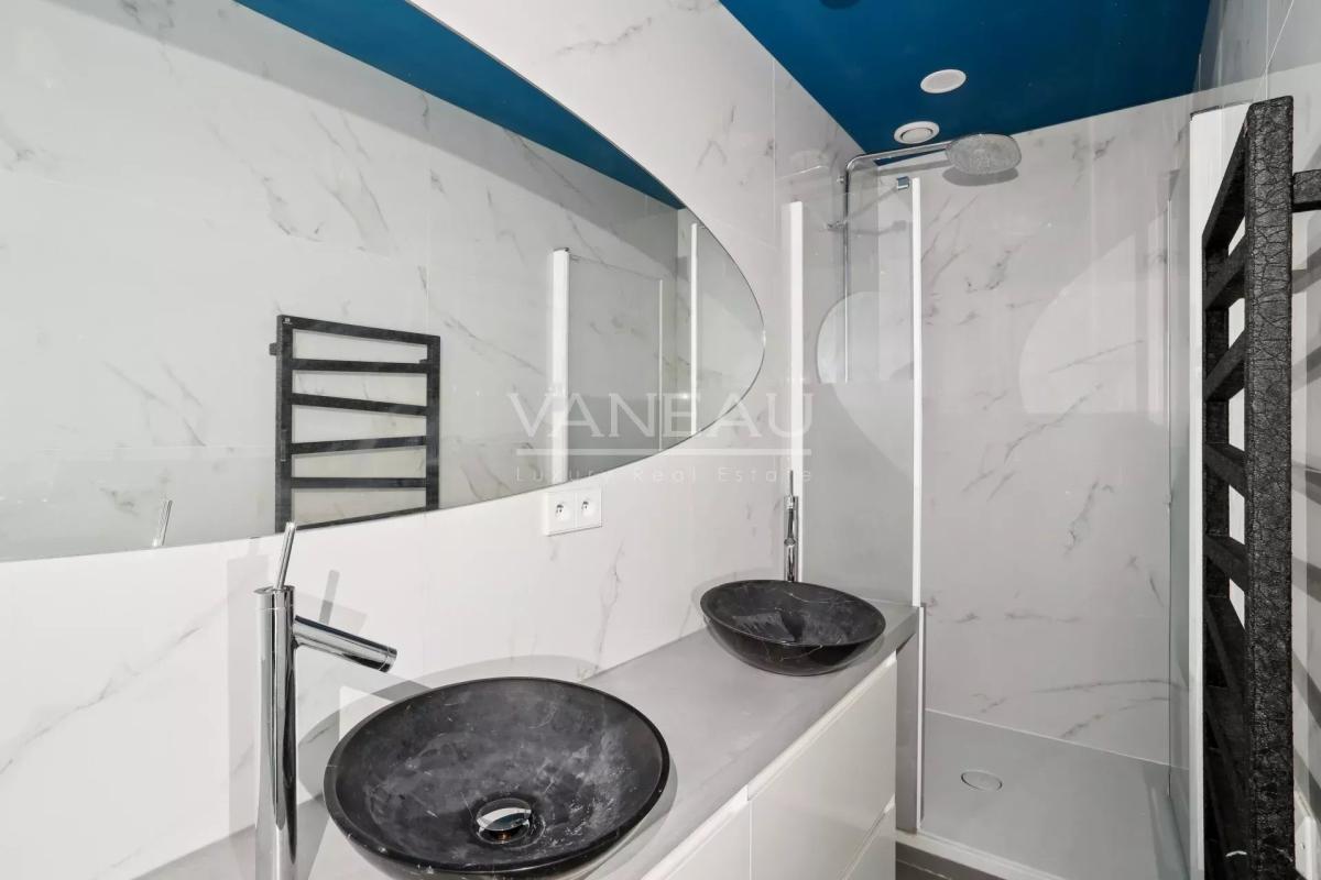 Paris VII – Appartement Vide entièrement rénové avec terrasse – 