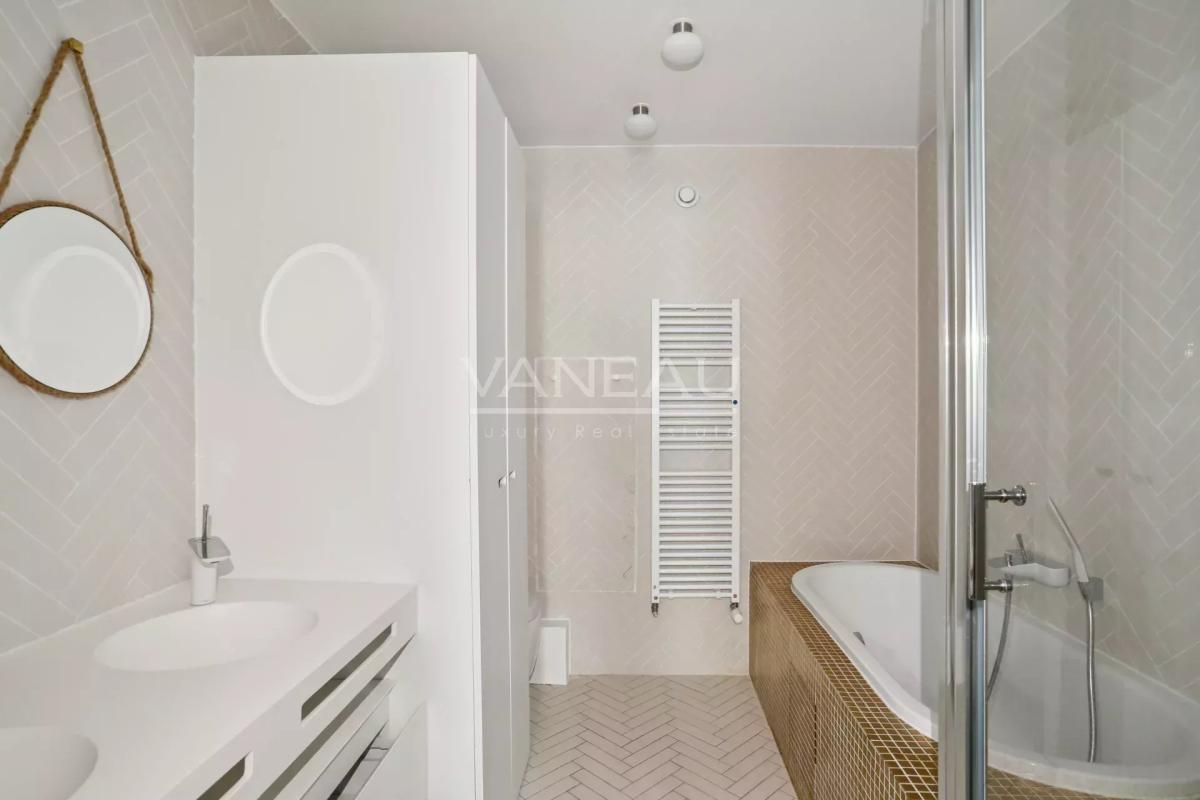 Paris VII – Appartement Vide entièrement rénové avec terrasse – 