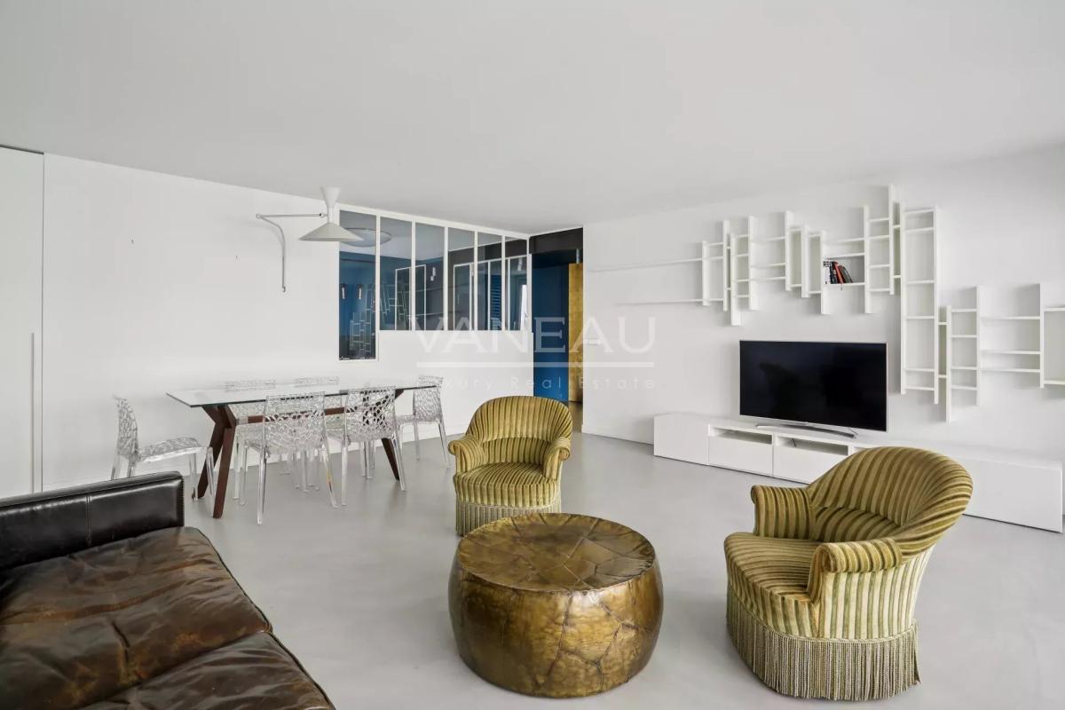 Paris VII – Appartement Vide entièrement rénové avec terrasse – 