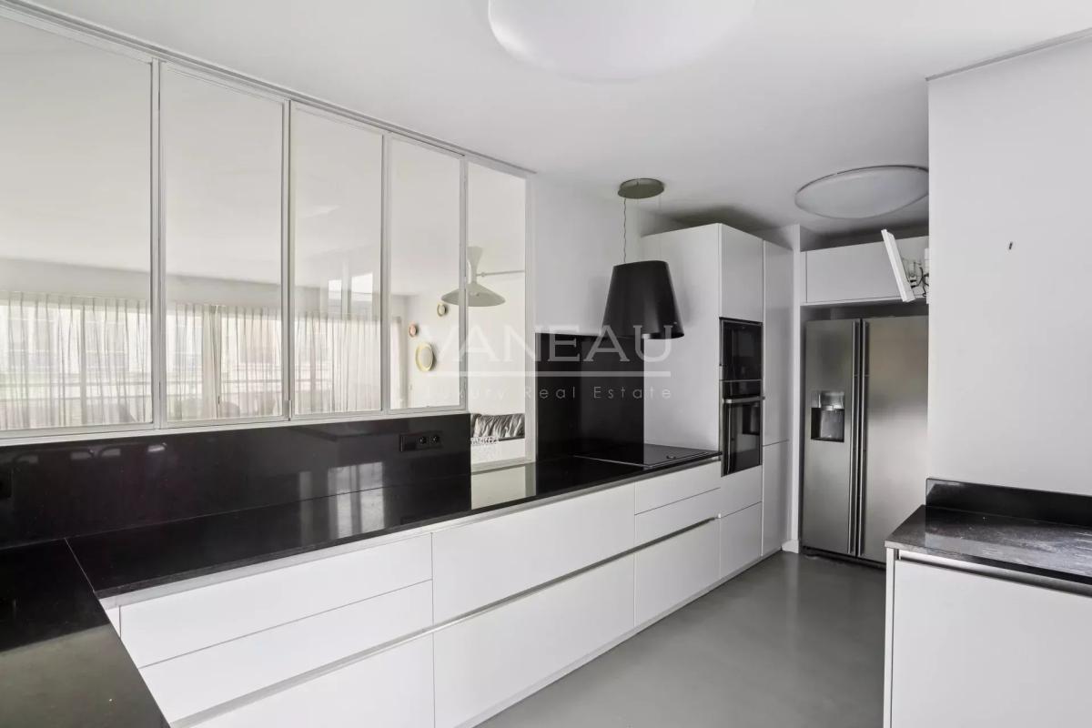 Paris VII – Appartement Vide entièrement rénové avec terrasse – 