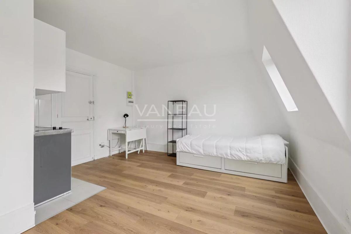 Paris XVe - Sèvres Lecourbe : Studio en étage élevé (DPE facilem