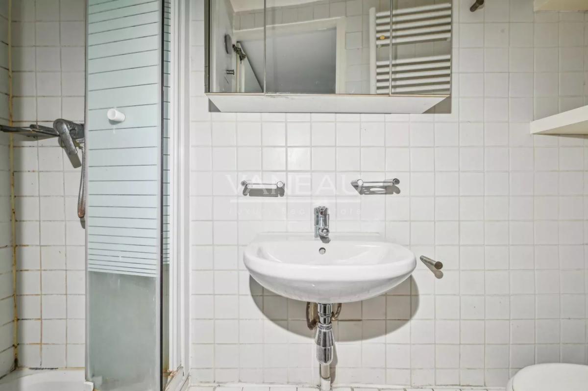 Exclusivité un studio Angle Bac /Grenelle