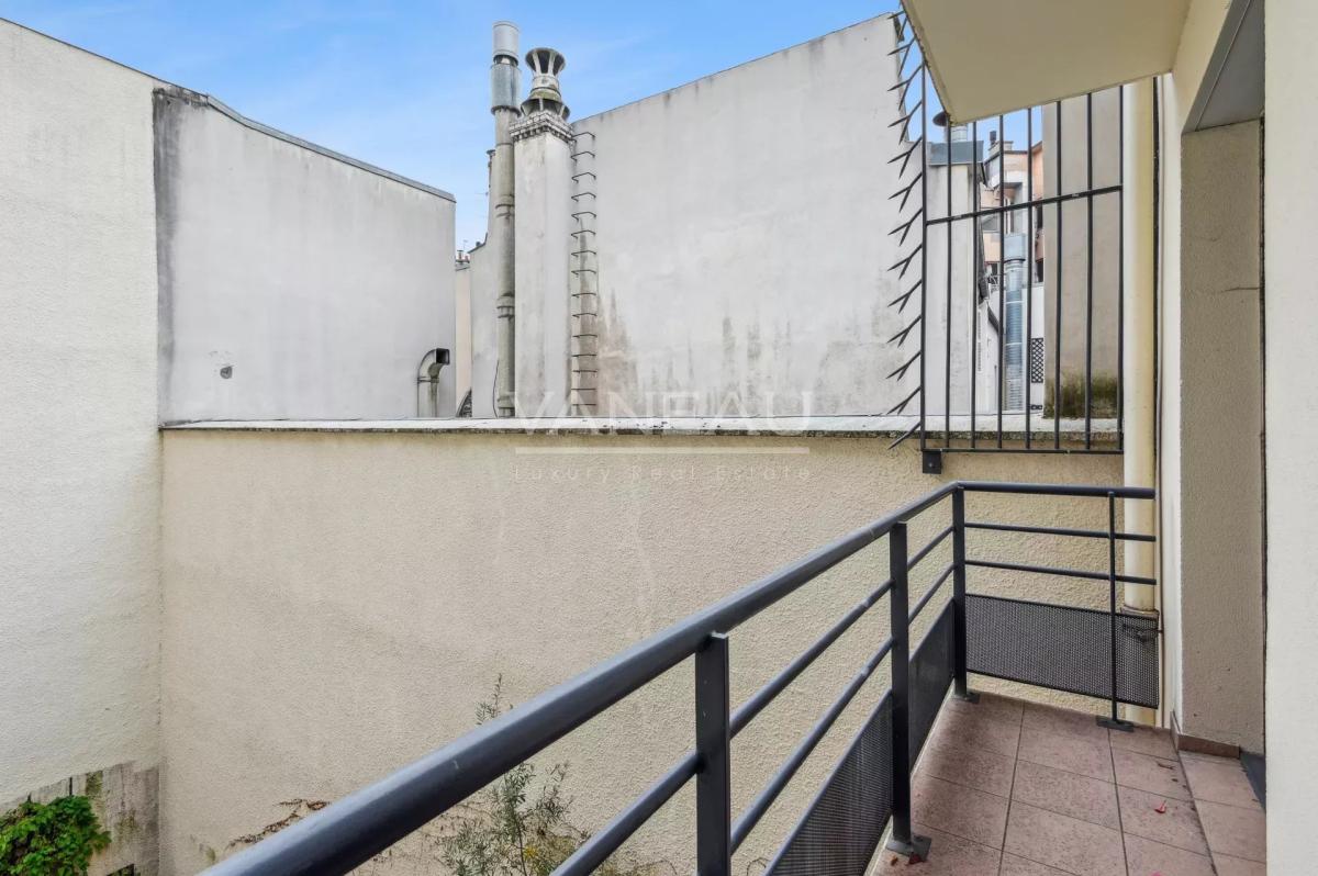 Paris VIIIe - Avenue Montaigne / Place François 1er