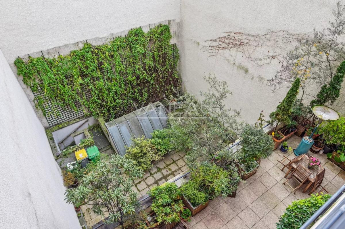 Paris VIIIe - Avenue Montaigne / Place François 1er