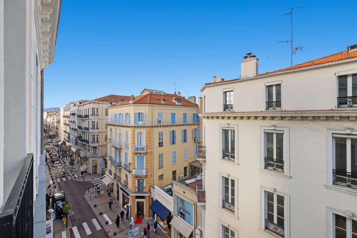 Cannes Banane : Appartement 3 pièces  dans un immeuble entièreme