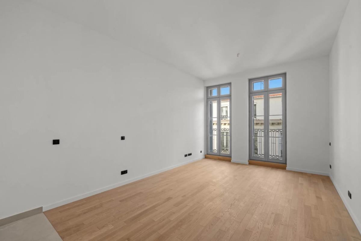 Cannes Banane : Appartement 3 pièces  dans un immeuble entièreme