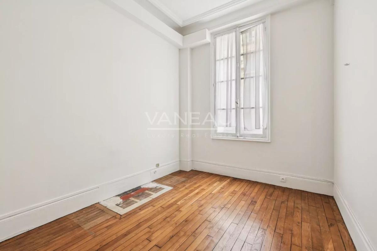 PARIS XV - Villa Poirier : Appartement trois pièces à rénover