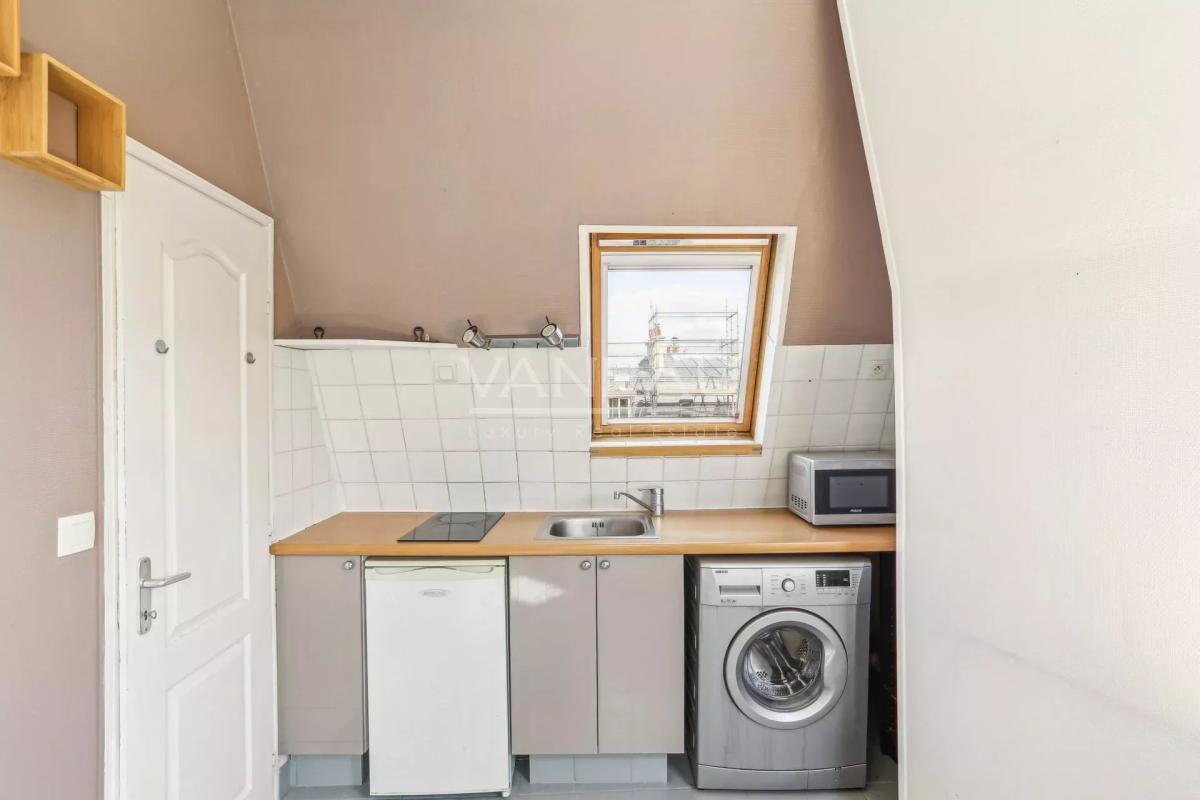 Paris VIIIe Rome/Batignolles Deux pièces Dernier étage