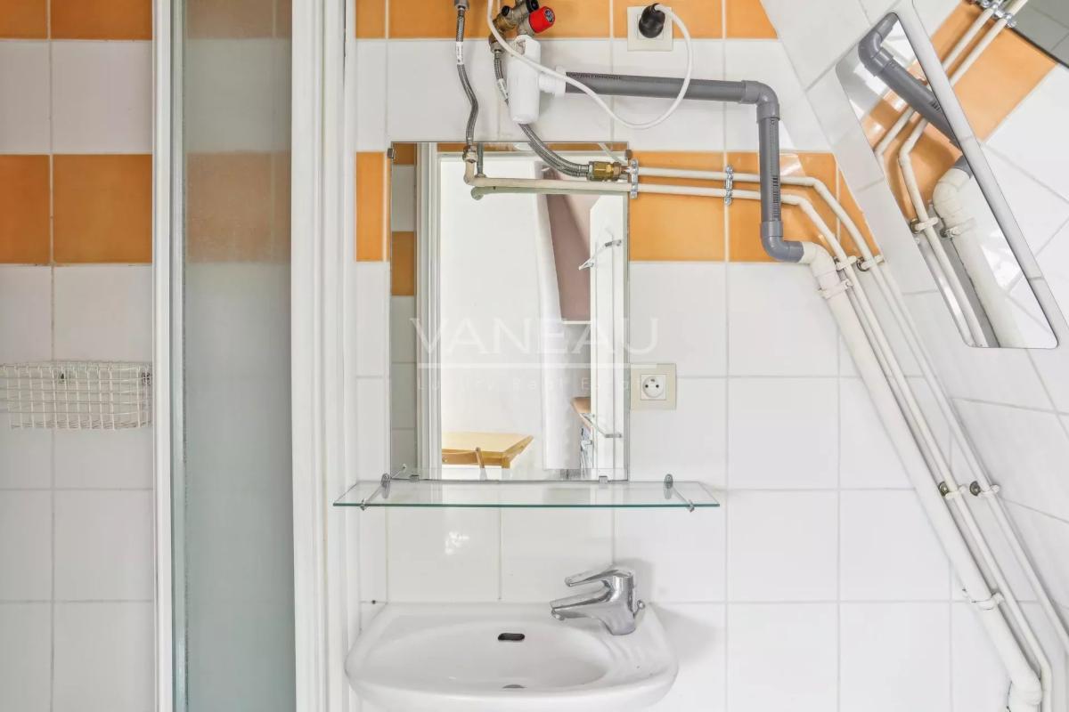 Paris VIIIe Rome/Batignolles Deux pièces Dernier étage