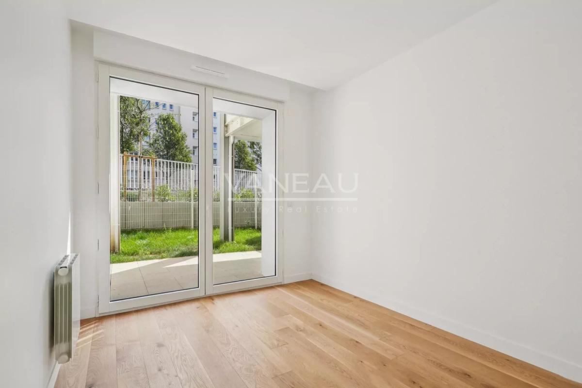 Issy-les-Moulineaux - Deux pièces rénové DPE D avec terrasse et 