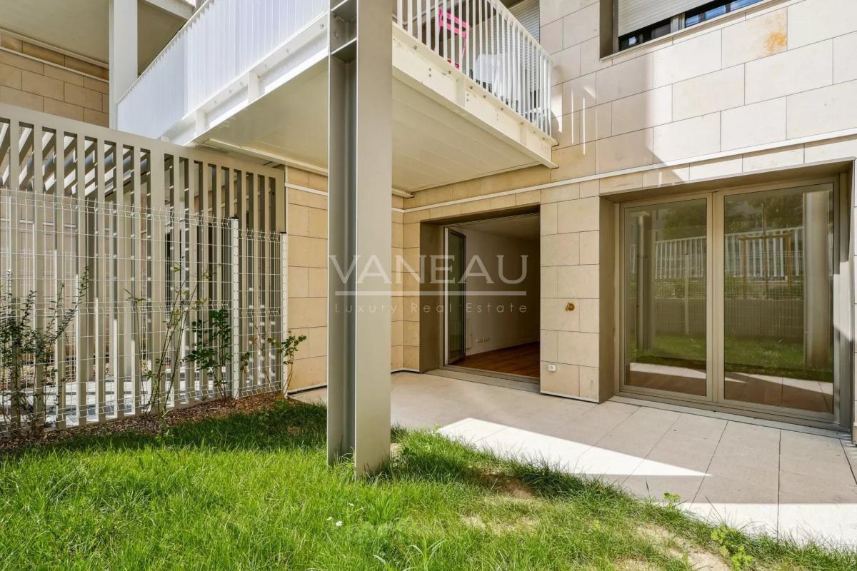 Issy-les-Moulineaux - Deux pièces rénové DPE D avec terrasse et 