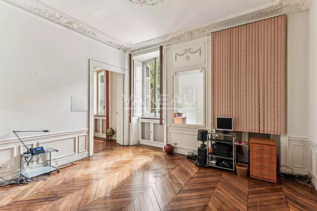 PARIS VIII - Parc Monceau - Appartement Haussmannien de 2 pièces