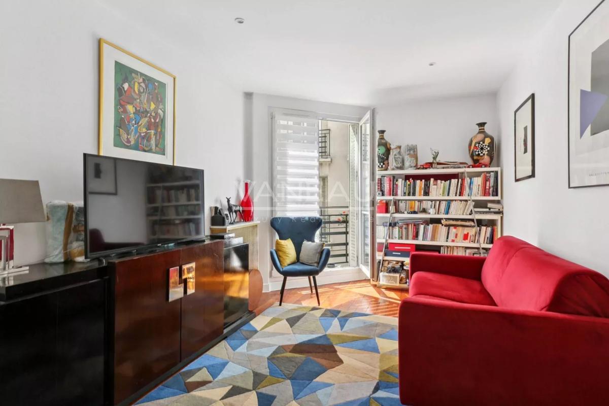 PARIS XVIe - Bel ancien avec ascenseur