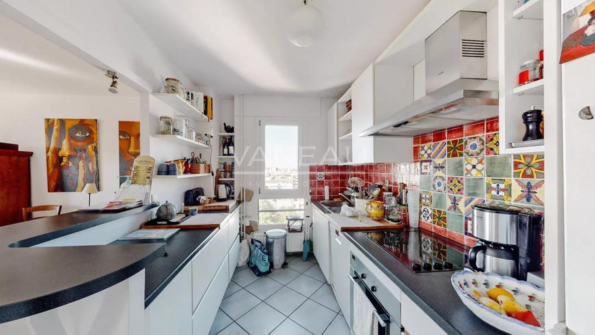 Paris XIXe - Bel appartement de cinq pièces - Vue dégagée - Cave