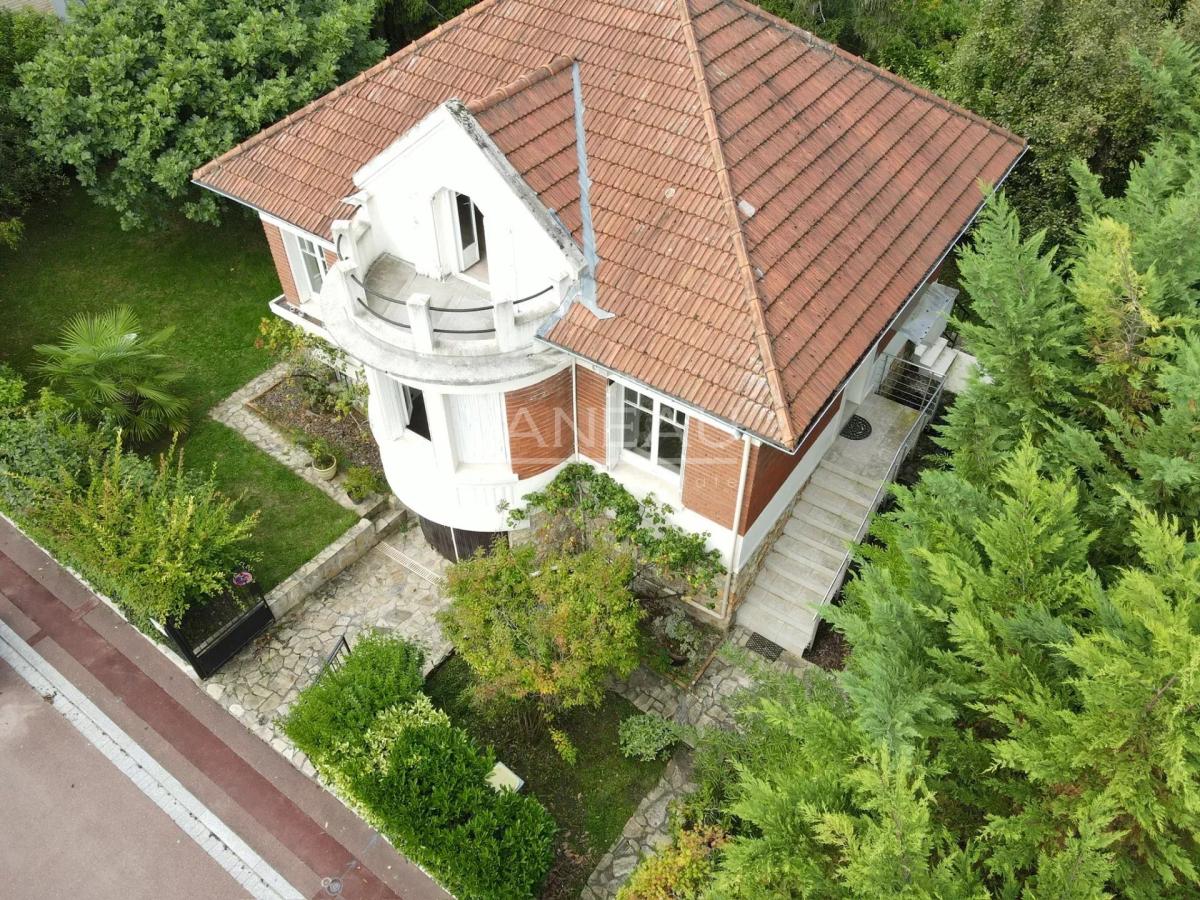 Sceaux (92330) - Villa de six pièces avec jardin fruitier -